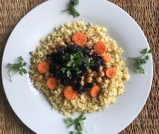 Une recette très simple de couscous de millet vegan avec des légumes locaux et de saison.